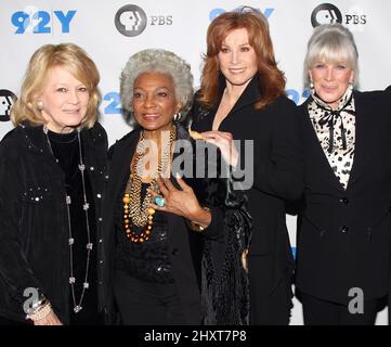 Angie Dickinson, Nichelle Nichols, Stefanie Powers und Linda Evans bei der Veranstaltung Pioneers of Television in der 92. Street, New York Stockfoto