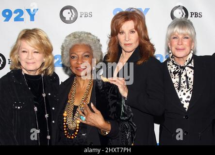 Angie Dickinson, Nichelle Nichols, Stefanie Powers und Linda Evans bei der Veranstaltung Pioneers of Television in der 92. Street, New York Stockfoto