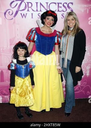 Terri Conn und Tochter Julia während der Disney on Ice 'Princess Wishes' Eröffnungsnacht im Madison Square Garden, New York Stockfoto