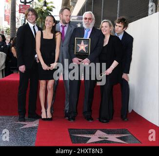 Angus Sutherland mit Date, Roeg Sutherland, Donald Sutherland, Rachel Sutherland und Rossif Sutherland als Donald Sutherland auf dem Hollywood Walk of Fame in Los Angeles, USA, mit einem Star geehrt. Stockfoto