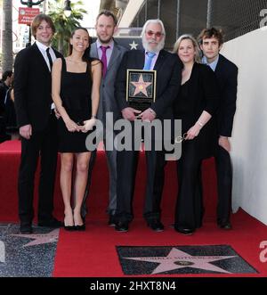 Angus Sutherland mit Date, Roeg Sutherland, Donald Sutherland, Rachel Sutherland und Rossif Sutherland als Donald Sutherland auf dem Hollywood Walk of Fame in Los Angeles, USA, mit einem Star geehrt. Stockfoto