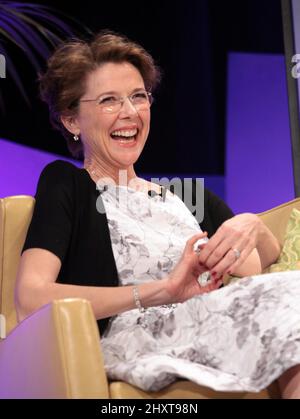 Annette Bening wird beim Santa Barbara International Film Festival 2011 im Arlington Theater in Santa Barbara, CA, mit dem American Riviera Award ausgezeichnet. Stockfoto