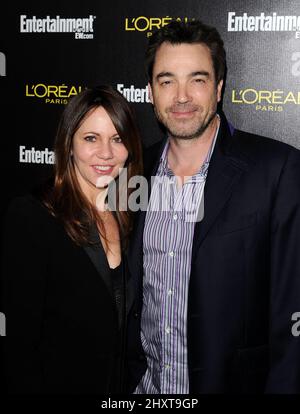 Jon Tenney und Leslie Urdang kommen bei der Pre Screen Actors Guild Awards Party 2011 von EW an, die im Chateau Marmont in West Hollywood stattfand. Stockfoto