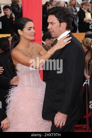 Angie Harmon und Jason Sehorn bei den Annual Screen Actors Guild (sag) Awards 17. im Shrine Exposition Center in Los Angeles, CA, USA Stockfoto