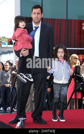 Adam Sandler mit den Töchtern Sadie Sandler und Sunny Sandler bei einer Zeremonie, bei der er auf dem Hollywood Walk of Fame mit einem Stern geehrt wurde. Stockfoto