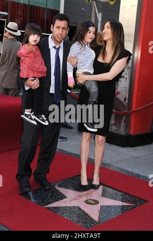 Adam Sandler, seine Frau Jackie Sandler, die Töchter Sadie Sandler und Sunny Sandler bei einer Zeremonie, bei der er auf dem Hollywood Walk of Fame mit einem Stern geehrt wurde. Stockfoto