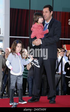Adam Sandler mit den Töchtern Sadie Sandler und Sunny Sandler bei einer Zeremonie, bei der er auf dem Hollywood Walk of Fame mit einem Stern geehrt wurde. Stockfoto
