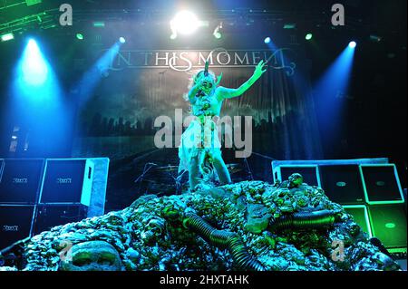 Maria Brink von in This Moment während der Music as A Weapon 2011 Tour im Crown Coliseum, faietteville Stockfoto