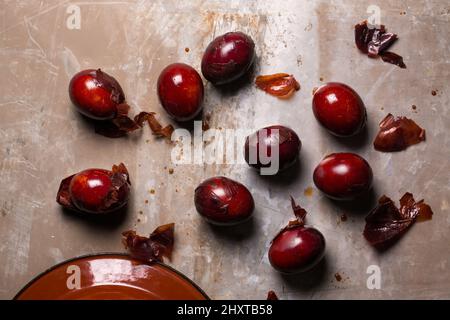 Hühnereier mit Zwiebeln gefärbt, Schalen in der alten traditionellen Methode. Osterkonzept im rustikalen Stil Stockfoto