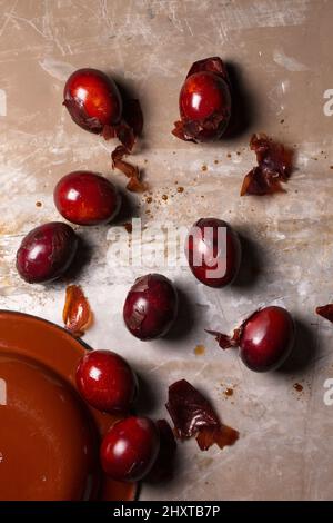Hühnereier mit Zwiebeln gefärbt, Schalen in der alten traditionellen Methode. Osterkonzept im rustikalen Stil Stockfoto