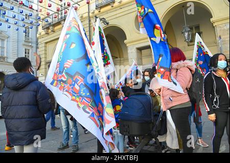 Pazifistische Demonstranten gegen Kriege und den russischen Einmarsch in die Ukraine Stockfoto