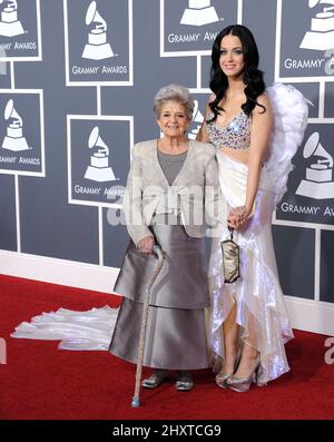 Katy Perry und ihre Großmutter Ann Hudson kommen bei den jährlichen Grammy Awards 53. im Staples Center in Los Angeles, Kalifornien, an Stockfoto