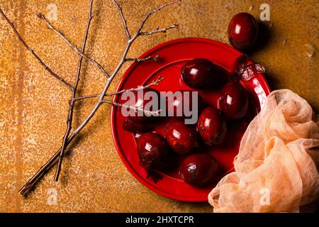 Hühnereier mit Zwiebeln gefärbt, Schalen in der alten traditionellen Methode. Osterkonzept im rustikalen Stil Stockfoto