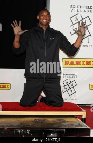 Der Schusswächter Kobe Bryant aus Los Angeles Lakers nimmt an seiner Hand- und Fußabdruck-Zeremonie im Graumans Chinese Theatre in Hollywood, USA, Teil. Stockfoto