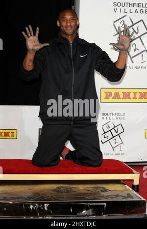 Der Schusswächter Kobe Bryant aus Los Angeles Lakers nimmt an seiner Hand- und Fußabdruck-Zeremonie im Graumans Chinese Theatre in Hollywood, USA, Teil. Stockfoto