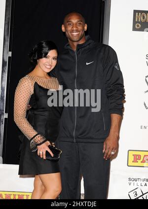 Der Schusswächter Kobe Bryant von Los Angeles Lakers und seine Frau Vanessa Bryant nehmen an seiner Hand- und Fußabdruck-Zeremonie im Graumans Chinese Theatre in Hollywood, USA, Teil. Stockfoto