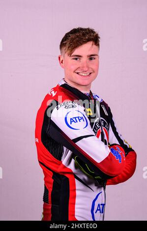 MANCHESTER, GROSSBRITANNIEN. MÄR 14. Tom Brennan - Belle Vue 'ATPI' Aces während des Belle Vue Speedway Media Day im National Speedway Stadium, Manchester, Montag, 14.. März 2022. (Kredit: Ian Charles | MI News) Stockfoto