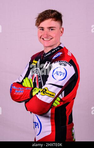 MANCHESTER, GROSSBRITANNIEN. MÄR 14. Tom Brennan - Belle Vue 'ATPI' Aces während des Belle Vue Speedway Media Day im National Speedway Stadium, Manchester, Montag, 14.. März 2022. (Kredit: Ian Charles | MI News) Stockfoto