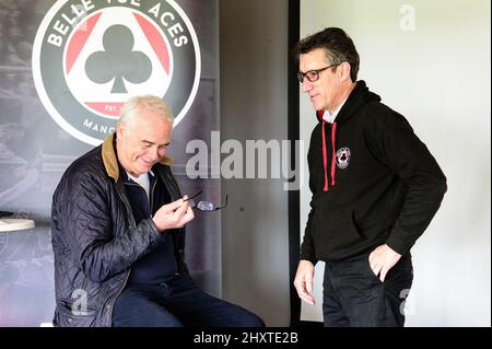 MANCHESTER, GROSSBRITANNIEN. MÄR 14. Belle Vue Co-Owner Robin Southwell (links) mit Mark Lemon, CEO von Belle Vue, während des Medientages des Belle Vue Speedway am Montag, 14.. März 2022 im National Speedway Stadium, Manchester. (Kredit: Ian Charles | MI News) Kredit: MI News & Sport /Alamy Live News Stockfoto