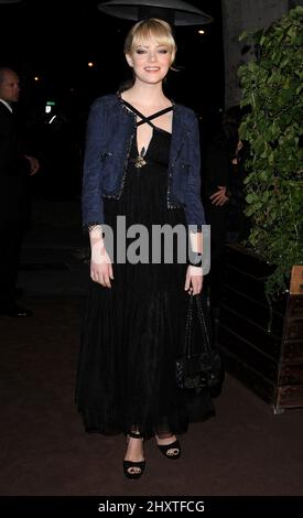 Emma Stone trifft am 26. Februar 2011 beim Chanel und Charles Finch Pre-Oscar Dinner im Madeo Restaurant in Los Angeles, Kalifornien, USA, ein. Stockfoto