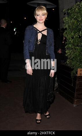 Emma Stone trifft am 26. Februar 2011 beim Chanel und Charles Finch Pre-Oscar Dinner im Madeo Restaurant in Los Angeles, Kalifornien, USA, ein. Stockfoto