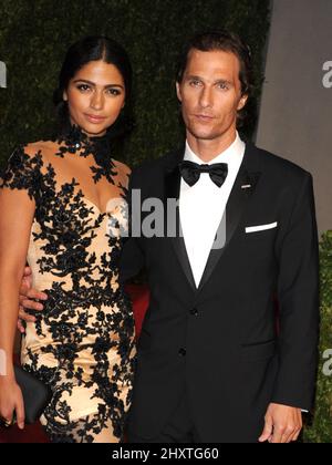 Camila Alves und Matthew McConaughey während der Vanity Fair Oscar Party 2011, die von Graydon Carter im Sunset Tower Hotel, Hollywood, Kalifornien, veranstaltet wird Stockfoto