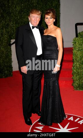 Donald Trump und Melania Trump während der Vanity Fair Oscar Party 2011, die von Graydon Carter im Sunset Tower Hotel, Hollywood, Kalifornien, veranstaltet wird Stockfoto