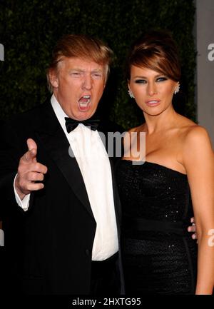 Donald Trump und Melania Trump während der Vanity Fair Oscar Party 2011, die von Graydon Carter im Sunset Tower Hotel, Hollywood, Kalifornien, veranstaltet wird Stockfoto