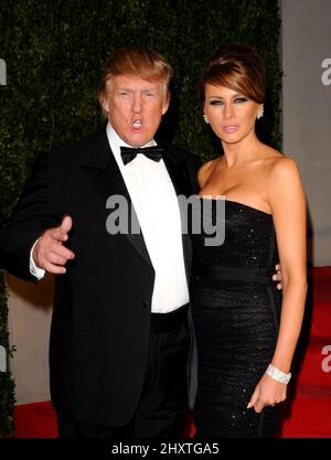 Donald Trump und Melania Trump während der Vanity Fair Oscar Party 2011, die von Graydon Carter im Sunset Tower Hotel, Hollywood, Kalifornien, veranstaltet wird Stockfoto