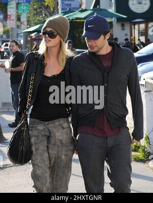 Zach Braff und seine Freundin Taylor Bagley essen im Urth Cafe in Los Angeles, CA zu Mittag. Stockfoto