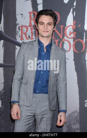 Shiloh Fernandez nimmt an der Warner Bros.-Premiere von „Red Riding Hood“ im Chinese Theatre Teil. Los Angeles, 7. März 2011. Stockfoto