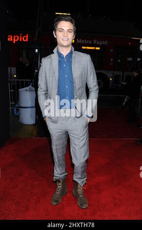 Shiloh Fernandez nimmt an der Warner Bros.-Premiere von „Red Riding Hood“ im Chinese Theatre Teil. Los Angeles, 7. März 2011. Stockfoto