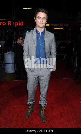 Shiloh Fernandez nimmt an der Warner Bros.-Premiere von „Red Riding Hood“ im Chinese Theatre Teil. Los Angeles, 7. März 2011. Stockfoto