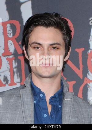 Shiloh Fernandez nimmt an der Warner Bros.-Premiere von „Red Riding Hood“ im Chinese Theatre Teil. Los Angeles, 7. März 2011. Stockfoto