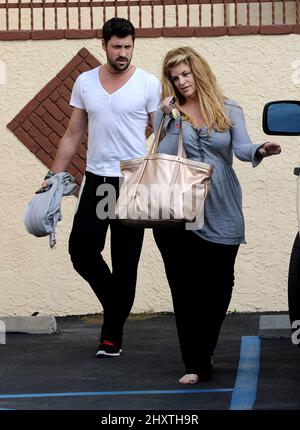 Maksim Chmerkovskiy und Kirstie Alley verlassen das Tanztraining mit den Sternen in Los Angeles, CA. Stockfoto