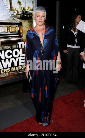 Pink bei der Premiere von „The Lincoln Lawyer“ in Los Angeles im Arclight Cinemas, 10. März 2011. Stockfoto