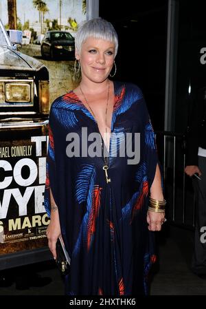 Pink bei der Premiere von „The Lincoln Lawyer“ in Los Angeles im Arclight Cinemas, 10. März 2011. Stockfoto