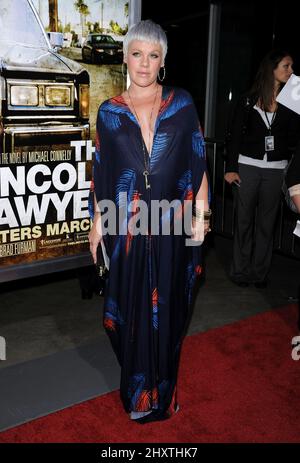 Pink bei der Premiere von „The Lincoln Lawyer“ in Los Angeles im Arclight Cinemas, 10. März 2011. Stockfoto