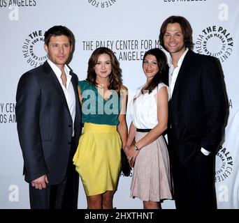 Jensen Ackles, Danneel Ackles, Genevieve Cortese und Jared Padalecki präsentieren beim PaleyFest 2011 „Supernatural“ im Saban Theater in Los Angeles, USA. Stockfoto