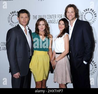 Jensen Ackles, Danneel Ackles, Genevieve Cortese und Jared Padalecki präsentieren beim PaleyFest 2011 „Supernatural“ im Saban Theater in Los Angeles, USA. Stockfoto