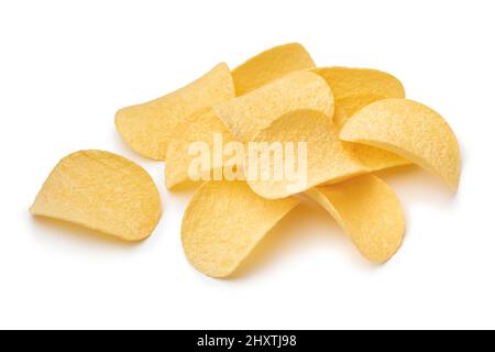 Haufen frittierter Kartoffelchips Nahaufnahme isoliert auf weißem Hintergrund Stockfoto