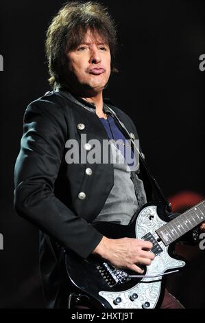 Richie Sambora von der Band Bon Jovi tritt live in der TD Banknorth Garden Arena, Massachusetts, auf Stockfoto