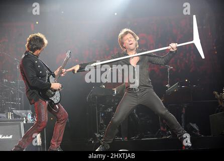 Jon Bon Jovi und Richie Sambora von der Band Bon Jovi spielen live in der TD Banknorth Garden Arena, Massachusetts Stockfoto