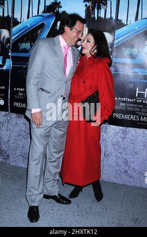 Joan Collins und Percy Gibson während der Premiere von „His Way“ von HBO in Los Angeles in den Paramount Studios, Kalifornien Stockfoto