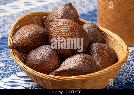 Ganze frische reife Salak, Schlangenfrucht, Nahaufnahme in einem Korb Stockfoto