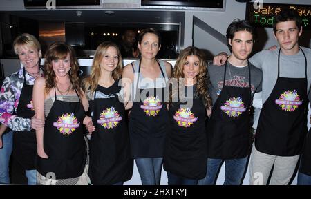 Judi Evans, Molly Burnett, Tamara Braun, Arianne Zucker, Kate Mansi, Francisco San Martin und Casey Deidrick von „Days of Our Lives“ feiern ihr 45.-jähriges Jubiläum bei Millionen von Milkshakes, um dem St. Bernard-Projekt für Hurrikan-Katrina-Familien in Millionen von Milkshakes in der Westfield Culver City Mall zu nutzen Stockfoto