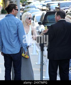 Gwen Stefani und Ehemann Gavin Rossdale übergaben das Parkschein dem Valet, der in Los Angeles, Kalifornien, gesehen wurde Stockfoto