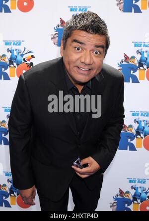 George Lopez nimmt an der Premiere von „Rio“ im Chinese Theatre in Los Angeles Teil, Stockfoto