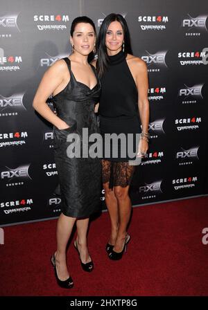 Neve Campbell und Courteney Cox bei der Weltpremiere von Scream 4 im Grauman's Chinese Theatre in Hollywood, Kalifornien Stockfoto