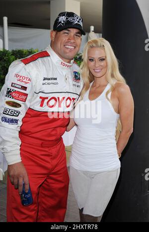 Tito Ortiz und Jenna Jameson beim jährlichen Toyota Pro/Celebrity Race-Tag 35., der am 16. April 2011 in Long Beach, Kalifornien, auf den Straßen von Long Beach/Shoreline Drive stattfand. Stockfoto